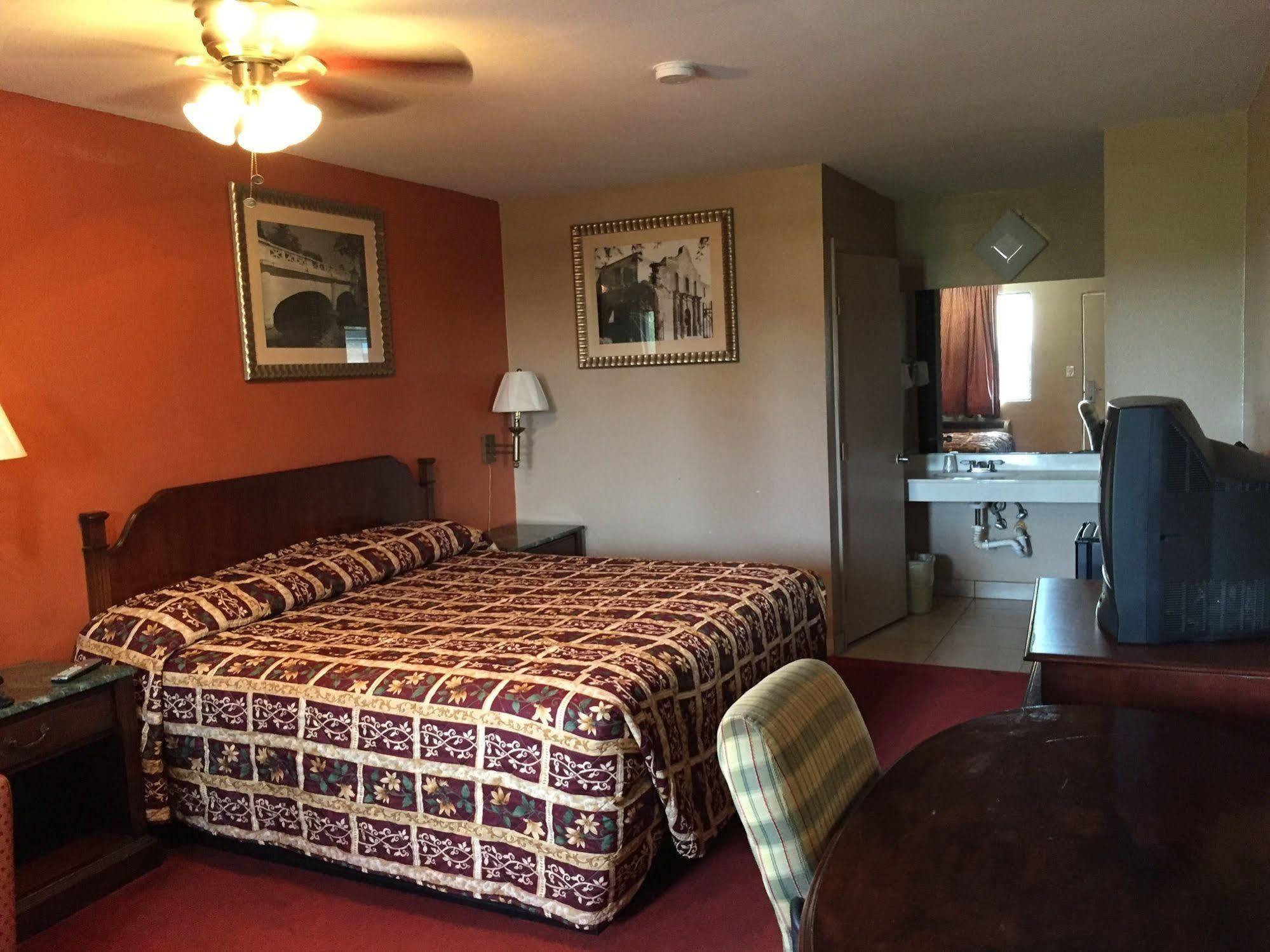 Deluxe Airport Hotel 2*