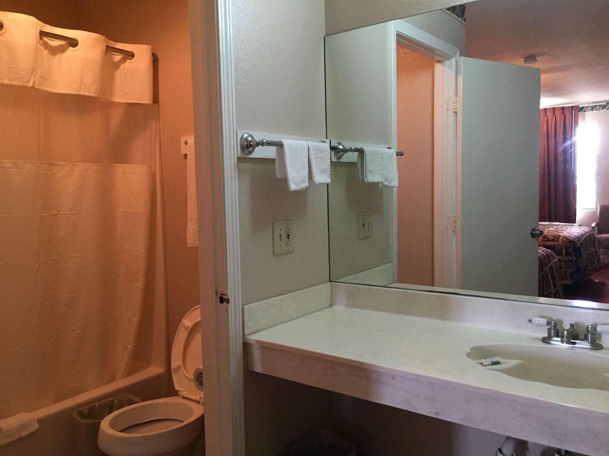 Deluxe Airport Hotel 2*