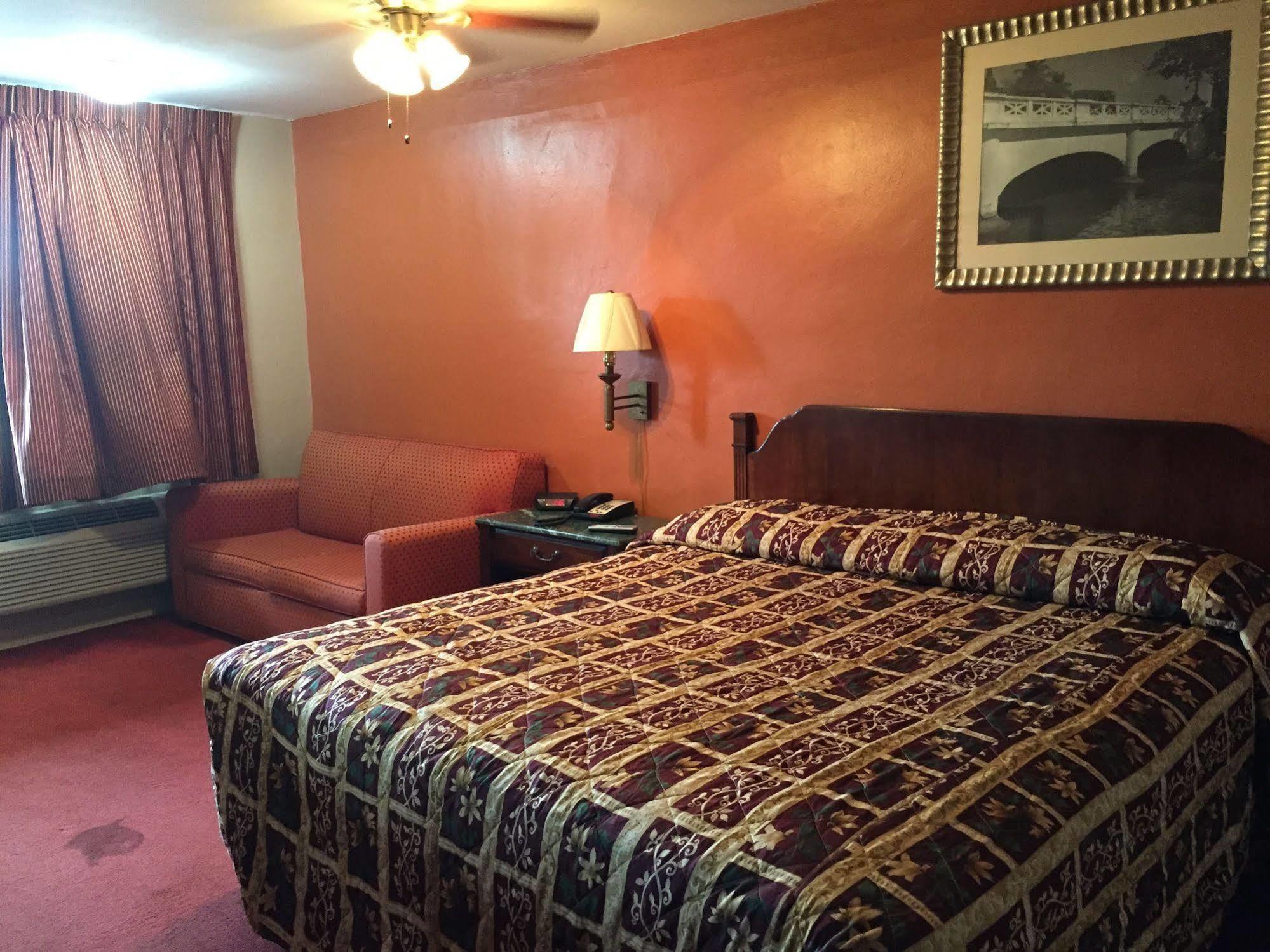 Deluxe Airport Hotel 2*