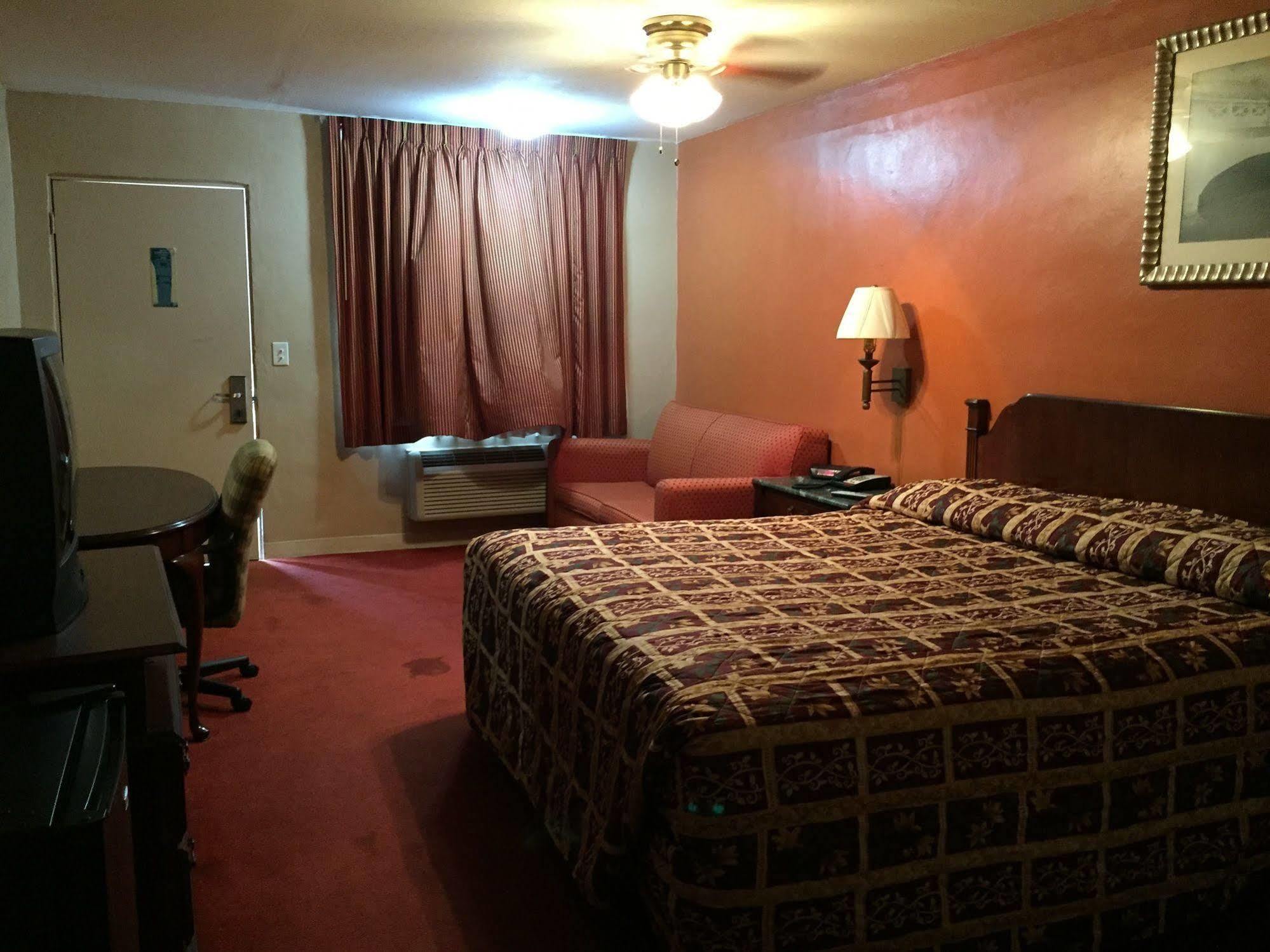 Hotel Deluxe Airport 2*