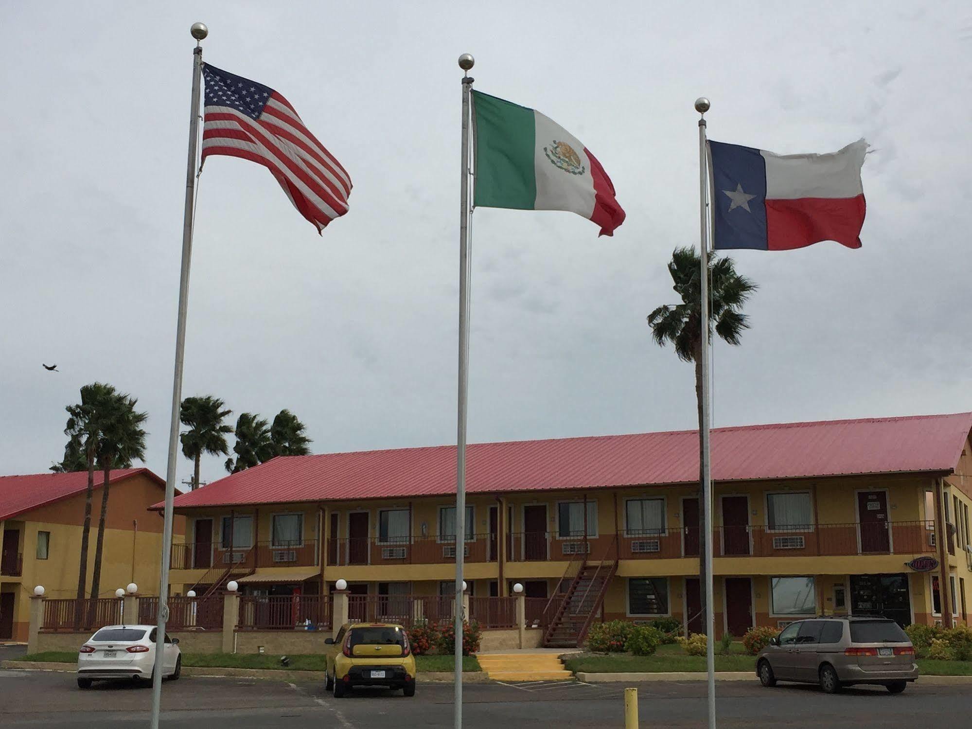 Deluxe Airport McAllen